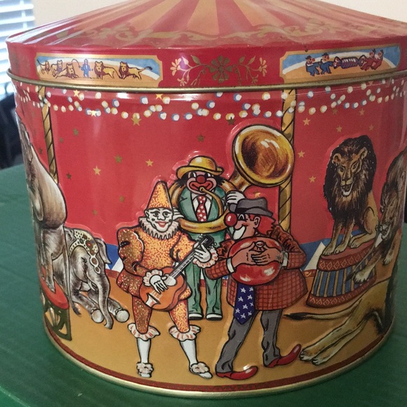 Vibrant Circus Tin with Playful Illustrations - Picture 4 of 7